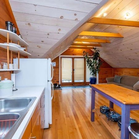 Bright And Cozy Treehouse Apartment Burlington Zewnętrze zdjęcie