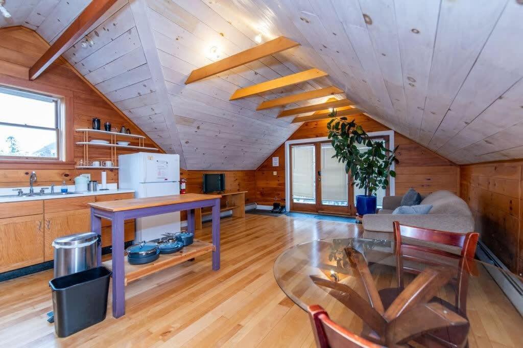 Bright And Cozy Treehouse Apartment Burlington Zewnętrze zdjęcie