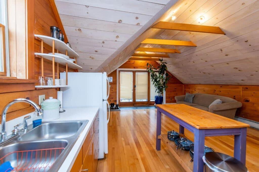 Bright And Cozy Treehouse Apartment Burlington Zewnętrze zdjęcie