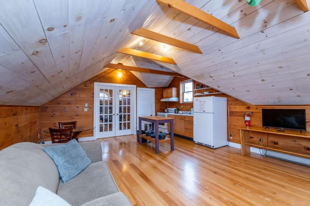 Bright And Cozy Treehouse Apartment Burlington Zewnętrze zdjęcie