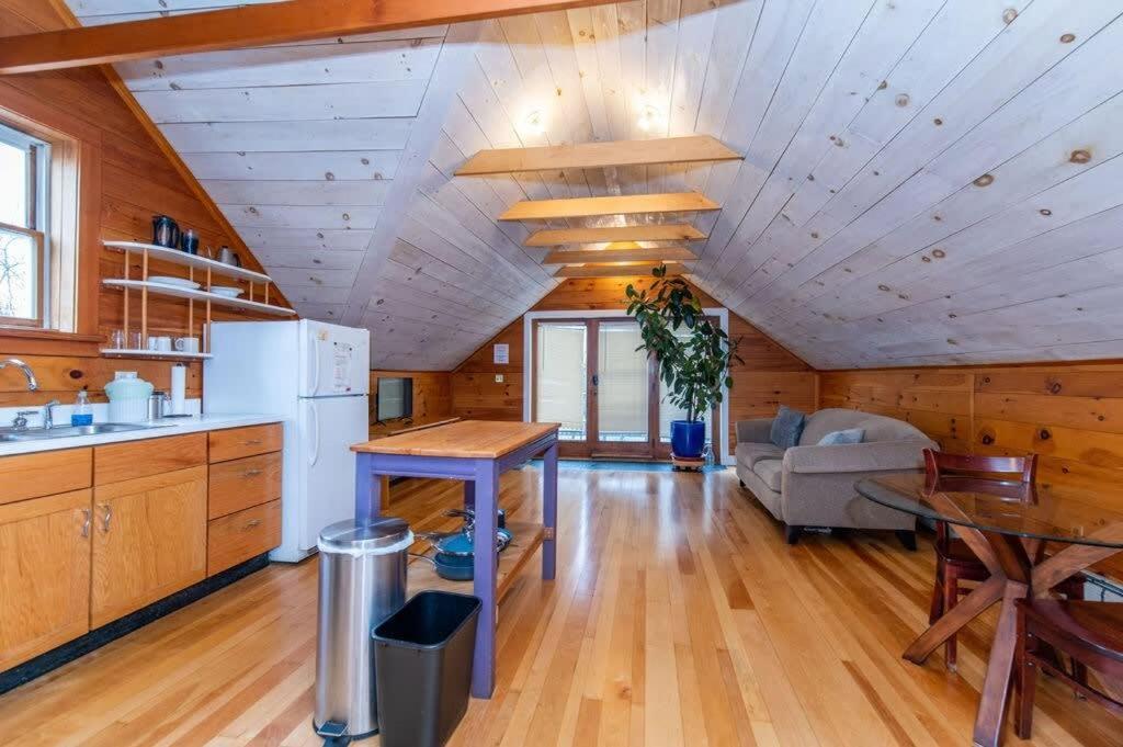 Bright And Cozy Treehouse Apartment Burlington Zewnętrze zdjęcie