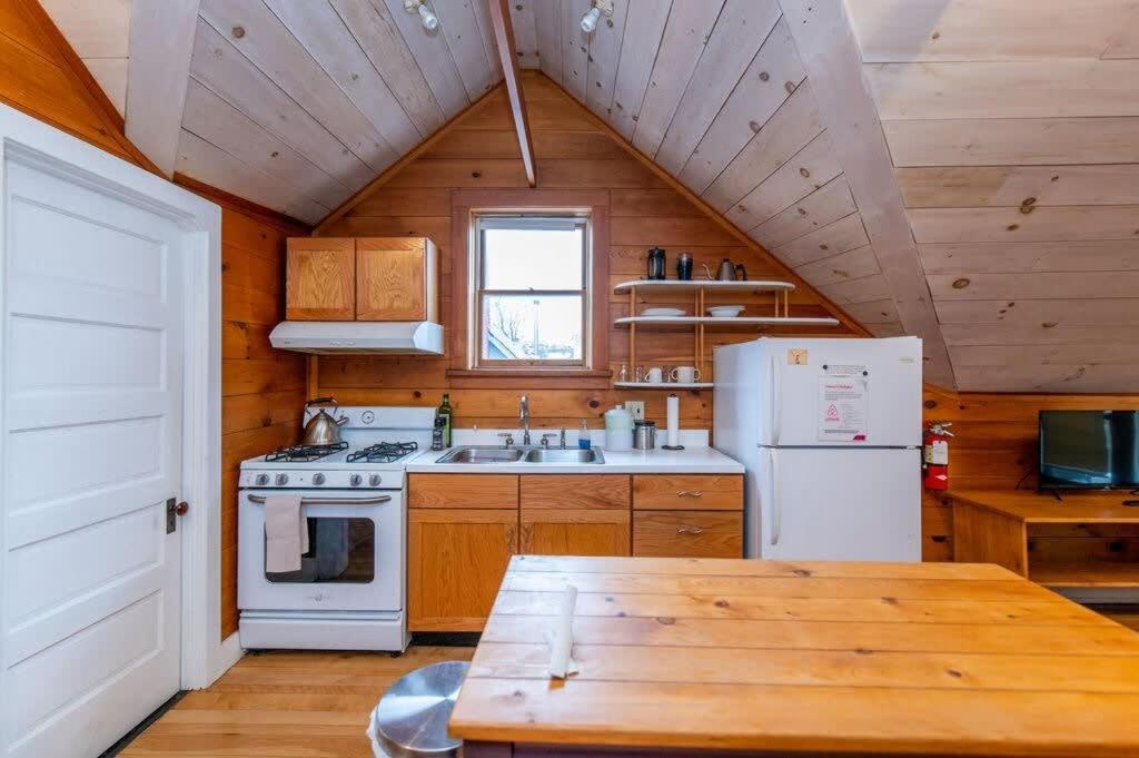 Bright And Cozy Treehouse Apartment Burlington Zewnętrze zdjęcie
