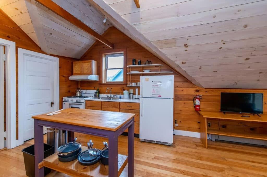 Bright And Cozy Treehouse Apartment Burlington Zewnętrze zdjęcie