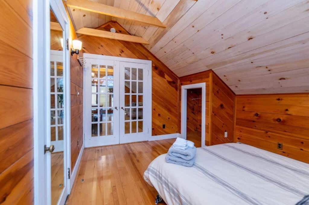 Bright And Cozy Treehouse Apartment Burlington Zewnętrze zdjęcie